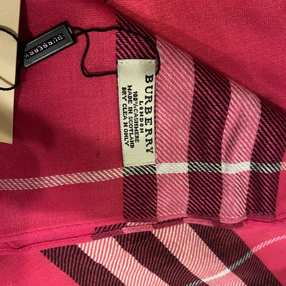 Gorgeous raspberry sorbet 100% cashmere Burberry scarf. - Picture 3 of 4